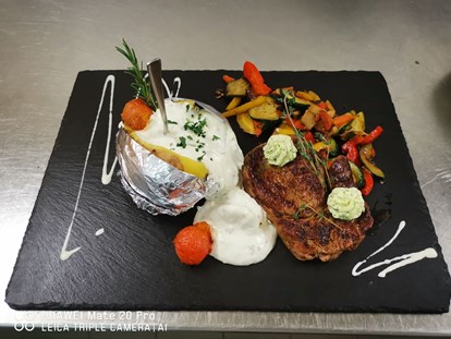 Luxuscamping - Kärnten - Steak im Seerestaurant Pirkdorfer See - Lakeside Petzen Glamping Resort Glamping Chalet 43m²  mit großer Terrasse im Lakeside Petzen Glamping
