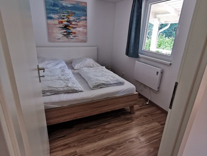 Luxuscamping - TV - Typisches Schlafzimmer (in Typ 4 2x) - ostseequelle.camp Bungalows für 4 Personen