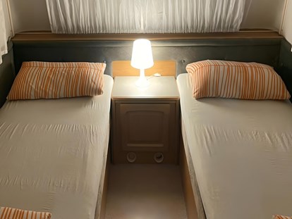 Luxuscamping - Adria - Einzelbetten - camping-in-venedig.de -WMC BUSCHMANN wohnen-mieten-campen at Union Lido Deluxe Caravan mit Einzelbett / Dusche