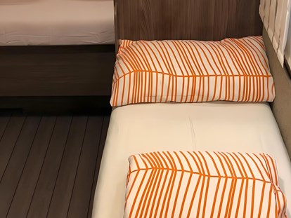 Luxuscamping - Venetien - Umbau Sitzgruppe zum Einzelbett - camping-in-venedig.de -WMC BUSCHMANN wohnen-mieten-campen at Union Lido Deluxe Caravan mit Einzelbett / Dusche