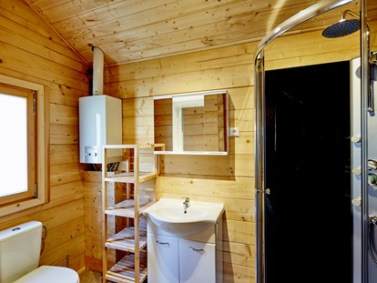 Luxuscamping - Tirol - Badezimmer mit Dusche und WC - Camping Dreiländereck in Tirol Blockhütte Bergzauber Camping Dreiländereck Tirol