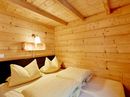 Luxuscamping - TV - 2 Schlafzimmer mit Doppelbetten - Camping Dreiländereck in Tirol Blockhütte Bergzauber Camping Dreiländereck Tirol