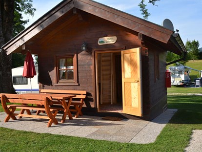 Luxuscamping - TV - Ferienhütte "Schober": Bietet Platz für 4 Erwachsene oder eine Familie mit 3 Kinder. Größe der Ferienhütte: ca. 20 m2 - CAMP MondSeeLand Ferienhütten am CAMP MondSeeLand