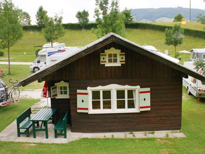 Luxuscamping - TV - Ferienhütte "Schafberg": Größe der Ferienhütte: ca. 23 m2 - CAMP MondSeeLand Ferienhütten am CAMP MondSeeLand