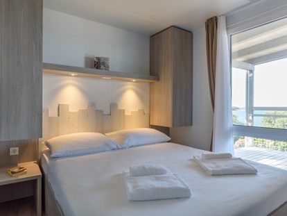 Luxuscamping - Adria - Mobilheim Superior - Schlafzimmer mit Doppelbett - Maistra Camping Veštar Mobilheim Superior am Camping Vestar