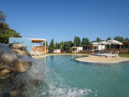 Luxuscamping - Kroatien - Camping Polari - Pool - Maistra Camping Polari Mobilheim Premium Family am Camping Polari