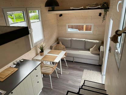Luxuscamping - TV - Innenansicht Tinyhouse - Campingpark Heidewald Campingpark Heidewald
