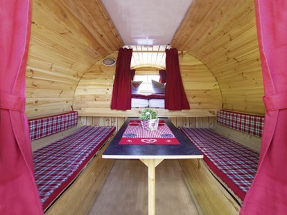 Luxuscamping - TV - Alle Schlaffässer haben eine gemütliche Innenausstattung mit Doppelbett, Tisch und Sitzgelegenheiten, die zu Schlafplätzen umgebaut werden können.....Heizung inklusive! - Campingpark Heidewald Campingpark Heidewald