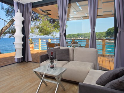 Luxuscamping - Adria - Geräumiges Wohnzimmer
 - Camping Cikat Luxuriöse Mobilheime Typ Freed-Home auf Camping Cikat