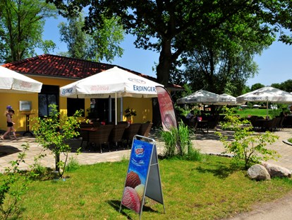 Luxuscamping - Art der Unterkunft: Hütte/POD - Gemütliche Gastronomie mit Seeblick - Falkensteinsee FASSzinierendes Erlebnis am Falkensteinsee