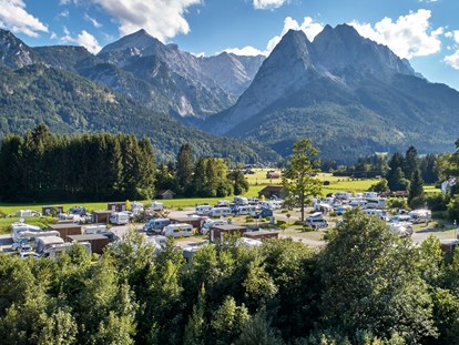 Luxuscamping - TV - Camping Resort Zugspitze Berghütten Komfort im Camping Resort Zugspitze