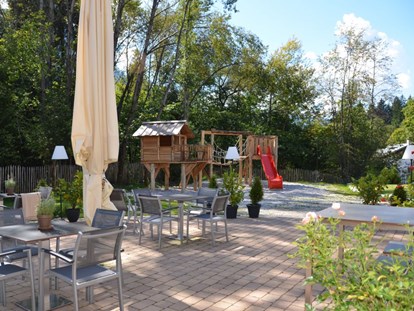 Luxuscamping - Bayern - Terrasse Bistro und Spielplatz - Camping Resort Zugspitze Schlaffässer im Camping Resort Zugspitze