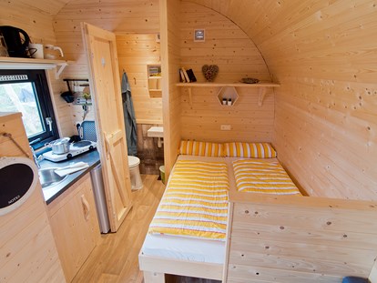 Luxuscamping - Kühlschrank - Niederrhein - Teeküche und Doppelbett in der Lodge ©Campingpark Kerstgenshof - Campingpark Kerstgenshof Lodge für Familien auf dem Campingpark Kerstgenshof