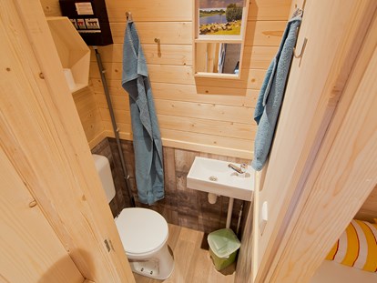 Luxuscamping - WC - Sonsbeck - Das WC mit Handwaschbecken in der Lodge ©Campingpark Kerstgenshof - Campingpark Kerstgenshof Lodge für bis zu drei Personen auf dem Campingpark Kerstgenshof