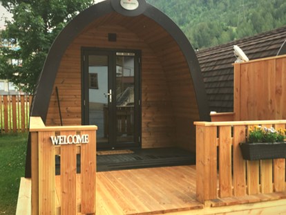 Luxuscamping - Parkplatz bei Unterkunft - Tiroler Oberland - Camping Dreiländereck in Tirol Woodlodges Tannen- und Fichtenhütte