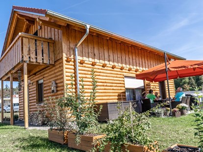 Luxuscamping - Gefrierschrank - Landhaus mit Terrasse und Balkon - Camping & Ferienpark Orsingen Landhaus auf Camping & Ferienpark Orsingen