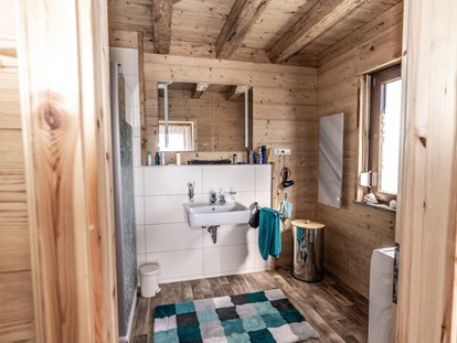 Luxuscamping - Gefrierschrank - Badezimmer mit Dusche - Camping & Ferienpark Orsingen Landhaus auf Camping & Ferienpark Orsingen