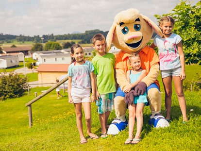 Luxuscamping - Sonnenliegen - Kinderanimation in den Ferien in Baden-Württemberg mit unserem Maskottchen Orsi - Camping & Ferienpark Orsingen Landhaus auf Camping & Ferienpark Orsingen