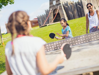 Luxuscamping - Sonnenliegen - Tischtennis - Camping & Ferienpark Orsingen Landhaus auf Camping & Ferienpark Orsingen