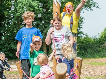 Luxuscamping - Clown Ati mit Kindern - Alfsee Ferien- und Erlebnispark Kleines Germanenhaus für 4 Personen am Alfsee Ferienpark