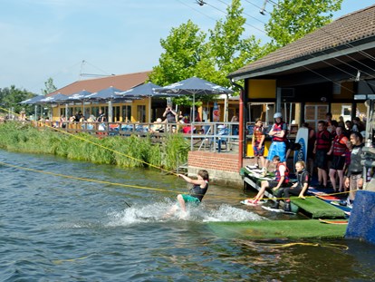 Luxuscamping - Preisniveau: moderat - Niedersachsen - Wasserskilift am Alfsee - Alfsee Ferien- und Erlebnispark Kleines Germanenhaus für 4 Personen am Alfsee Ferienpark