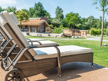 Luxuscamping - Terrasse - Niedersachsen - Saunagarten im Alfen Saunaland - Alfsee Ferien- und Erlebnispark Mittleres Germanenhaus für 4 Personen am Alfsee Ferienpark