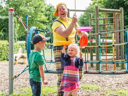 Luxuscamping - Gartenmöbel - Niedersachsen - Clown Ati mit Kindern - Alfsee Ferien- und Erlebnispark Großes Germanenhaus für 6 Personen am Alfsee Ferienpark