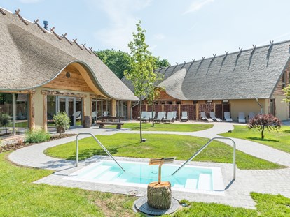 Luxuscamping - TV - Emsland, Mittelweser ... - Saunagarten im Alfen Saunaland - Alfsee Ferien- und Erlebnispark Großes Germanenhaus für 6 Personen am Alfsee Ferienpark