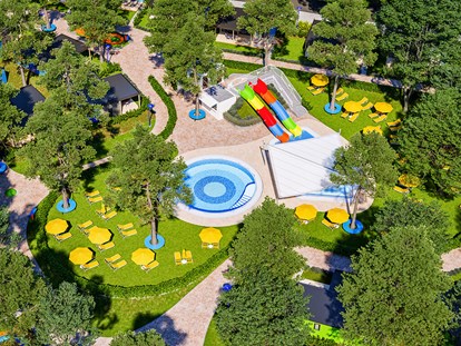 Luxuscamping - Sonnenliegen - Novigrad - Camping Resort Lanterna - Meinmobilheim Maro Premium Family auf dem Lanterna Premium Camping Resort