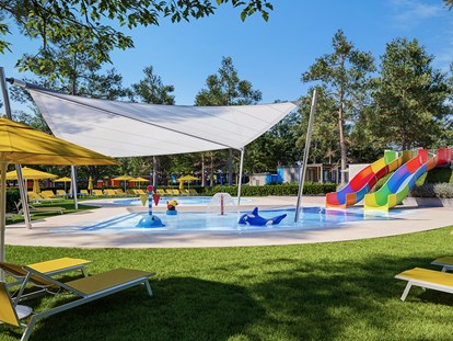 Luxuscamping - TV - Tar - Camping Resort Lanterna - Meinmobilheim Maro Premium Family auf dem Lanterna Premium Camping Resort