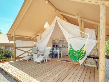 Luxuscamping - Art der Unterkunft: Safari-Zelt - Tar - Camping Resort Lanterna - Meinmobilheim Maro Premium Glampingzelt auf dem Lanterna Premium Camping Resort