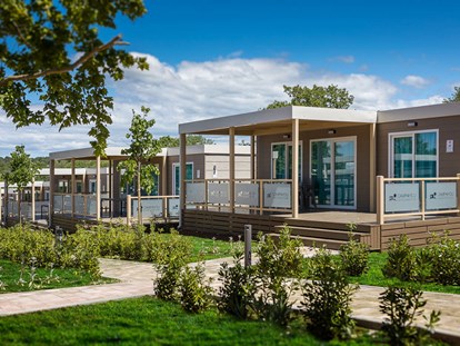 Luxuscamping - Terrasse - Tar - Camping Resort Lanterna - Meinmobilheim Prestige Family auf dem Lanterna Premium Camping Resort