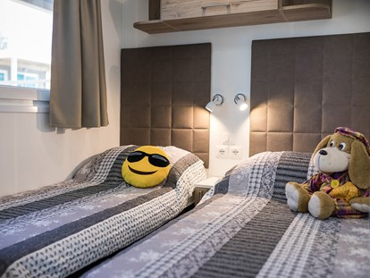 Luxuscamping - TV - Tar - Camping Resort Lanterna - Meinmobilheim Prestige Family auf dem Lanterna Premium Camping Resort