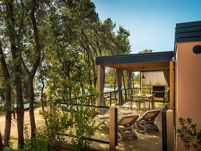 Luxuscamping - Sonnenliegen - Funtana - Istra Premium Camping Resort - Meinmobilheim Bella Vista Premium auf dem Istra Premium Camping Resort