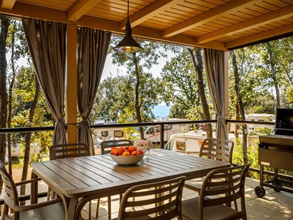 Luxuscamping - TV - Funtana - Istra Premium Camping Resort - Meinmobilheim Bella Vista Premium auf dem Istra Premium Camping Resort
