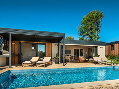 Luxuscamping - Sonnenliegen - Funtana - Istra Premium Camping Resort - Meinmobilheim Bella Vista Deluxe Villa auf dem Istra Premium Camping Resort