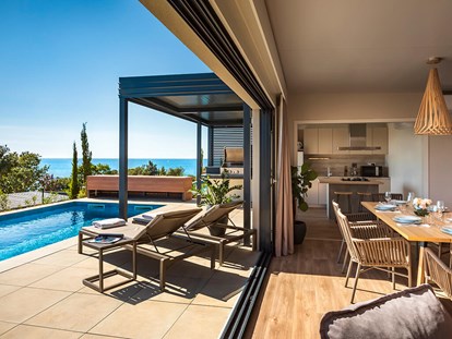 Luxuscamping - Sonnenliegen - Funtana - Istra Premium Camping Resort - Meinmobilheim Bella Vista Deluxe Villa auf dem Istra Premium Camping Resort