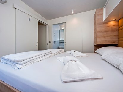 Luxuscamping - getrennte Schlafbereiche - Funtana - Campingplatz Puntica - Meinmobilheim Mediteran Premium Seaside auf dem Campingplatz Puntica