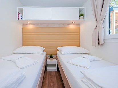 Luxuscamping - getrennte Schlafbereiche - Funtana - Campingplatz Puntica - Meinmobilheim Mediteran Premium Seaview auf dem Campingplatz Puntica
