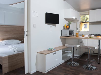 Luxuscamping - TV - Pula - Campingplatz Pineta - Meinmobilheim Vanga Premium auf dem Campingplatz Pineta