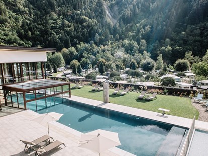 Luxuscamping - Kochmöglichkeit - Südtirol - Bozen - In- und Outdoorpool mit Liegewiese - Camping Passeier Camping Passeier