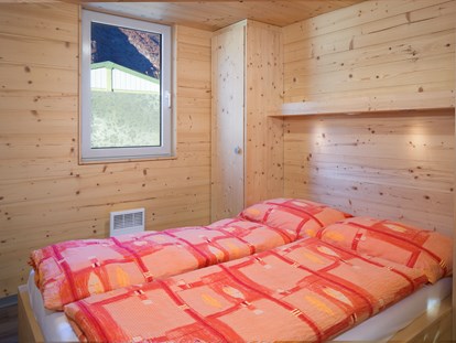 Luxuscamping - Bad und WC getrennt - Doppelzimmer - Camping de la Sarvaz Chalets Alpin am Camping de la Sarvaz