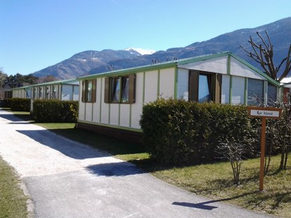 Luxuscamping - Parkplatz bei Unterkunft - Wallis - Außenansicht - Camping de la Sarvaz Chalets Alpin am Camping de la Sarvaz