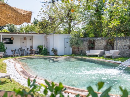 Luxuscamping - Preisniveau: exklusiv - Kampanien - Pool mit Wasserfall und Whirlpool - Procida Camp & Resort - GOOUTSIDE Procida Camp & Resort - La Caravella