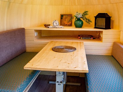 Luxuscamping - Art der Unterkunft: Hütte/POD - Münsterland - Essbereich der zur Schlafecke verwandelt werden kann - Dingdener Heide Urlaubshöhle