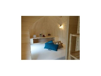 Luxuscamping - Preisniveau: moderat - Hamminkeln - Schlafbereich mit direktem Seeblick - Dingdener Heide Urlaubshöhle