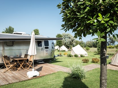 Luxuscamping - Gartenmöbel - Cavallino - Camping Ca' Savio Airstreams auf Camping Ca' Savio