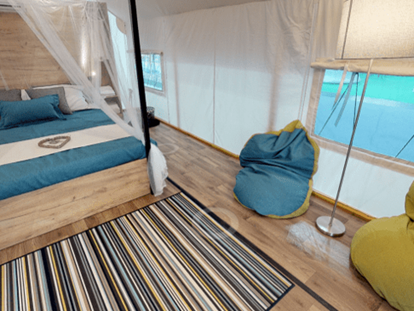 Luxuscamping - Kühlschrank - Savinjska - Lakeside romantic Tent Schlafzimmer mit Doppelbett - Lakeside Petzen Glamping Resort Lakeside romantic Tent im Lakeside Petzen Glamping Resort