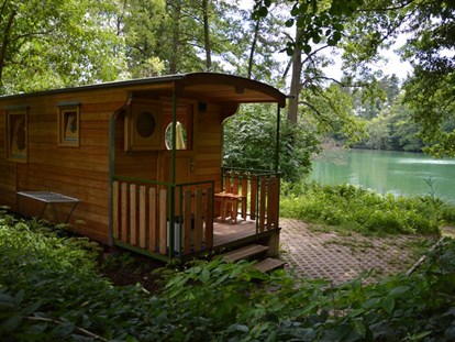 Luxuscamping - Art der Unterkunft: Zirkuswagen/Schäferwagen - Seenplatte - Wurlwagen - Naturcampingpark Rehberge Wurlwagen mit Seeblick - Naturcampingpark Rehberge