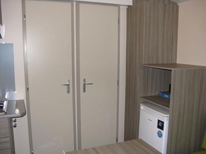 Luxuscamping - WC - Luxemburg - Kuhlschrank - Camping Neumuehle Muellerthal Mercure MobilHeim Glamping Neumuhle Luxemburg. 4 Pers. 2 Schlaffzimmer. Douche. Wc.